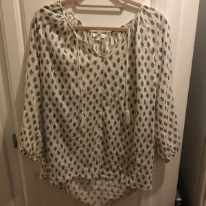 White patterned Size M v neck blouse Brand SOFT